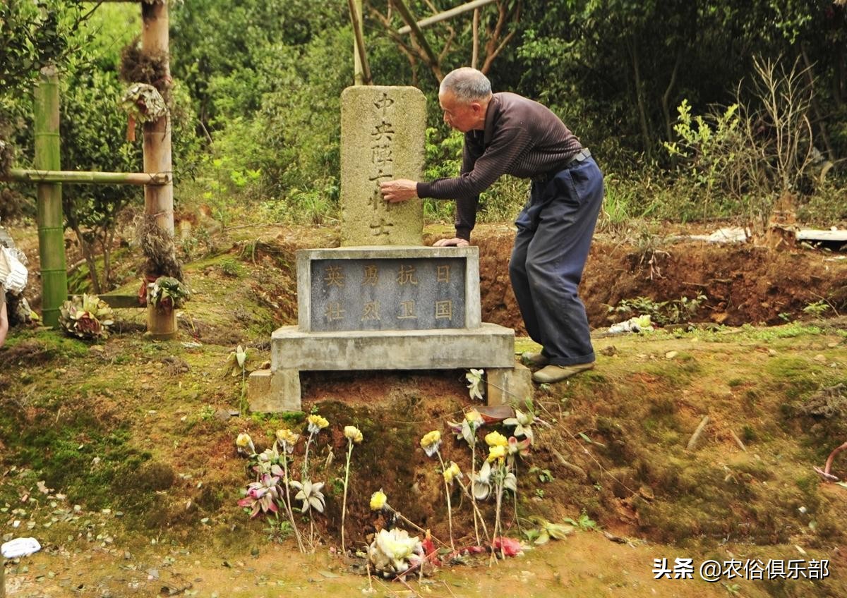 清明节上坟烧纸的正确方法,清明节扫墓白纸还是黄纸