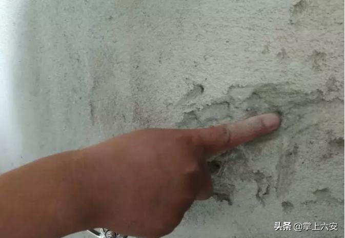 豆腐渣工程墙一砸就掉,豆腐渣工程一脚一个坑