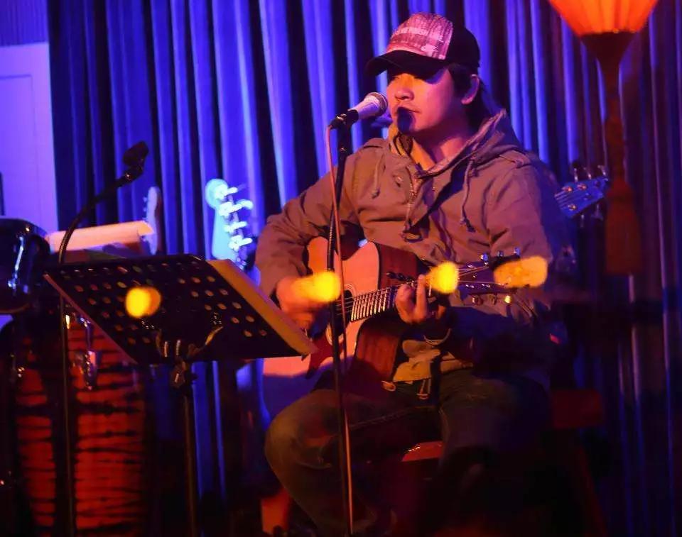 大哥你玩儿吉他,玩它有啥用?