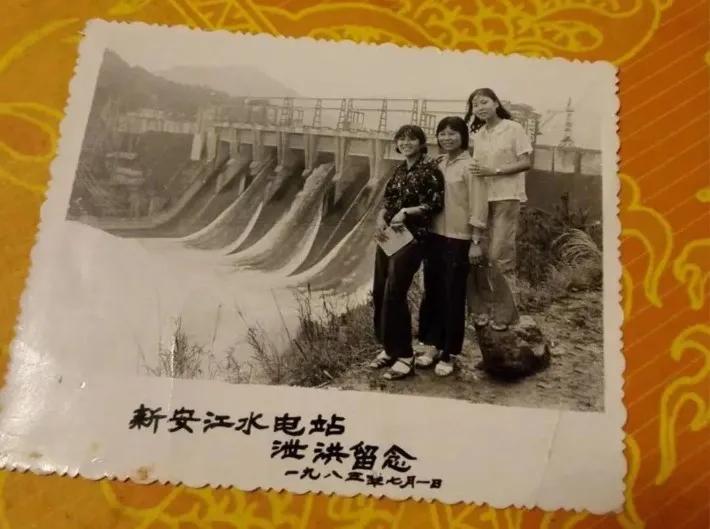 9孔全开水库泄洪,9孔全开