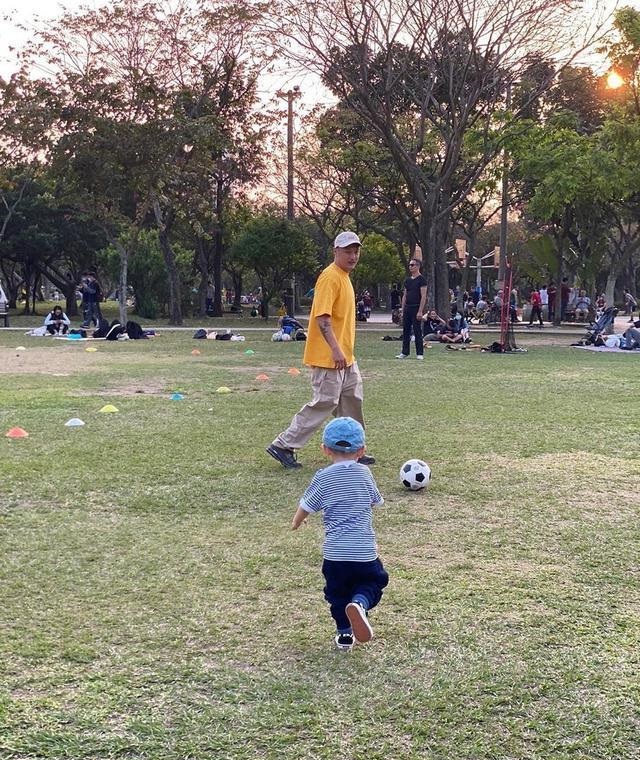 余文乐开古董豪车带妻子现身街头,余文乐晒与老婆合影