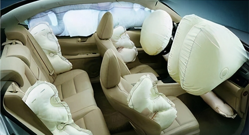 大腿放在中控台很舒服？老司机：顶不住