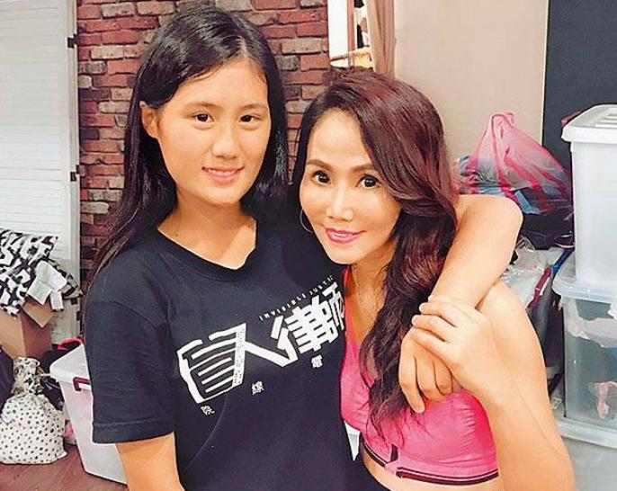 女孩在浴室洗澡摔倒了大出血,女子浴室昏倒