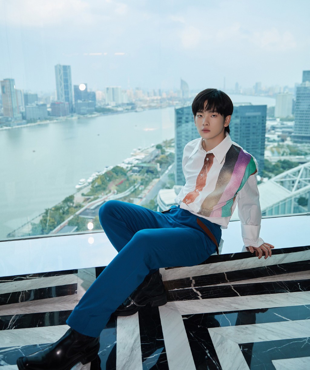 周震南是来搞笑的吗？穿棕色夹克配条纹裤，短靴鞋尖都翘到膝盖了