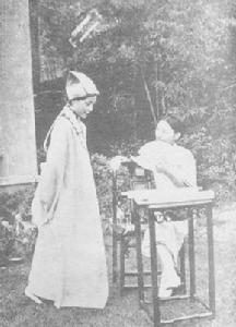 陆小曼年轻时在飞机上,陆小曼的生活有多奢侈