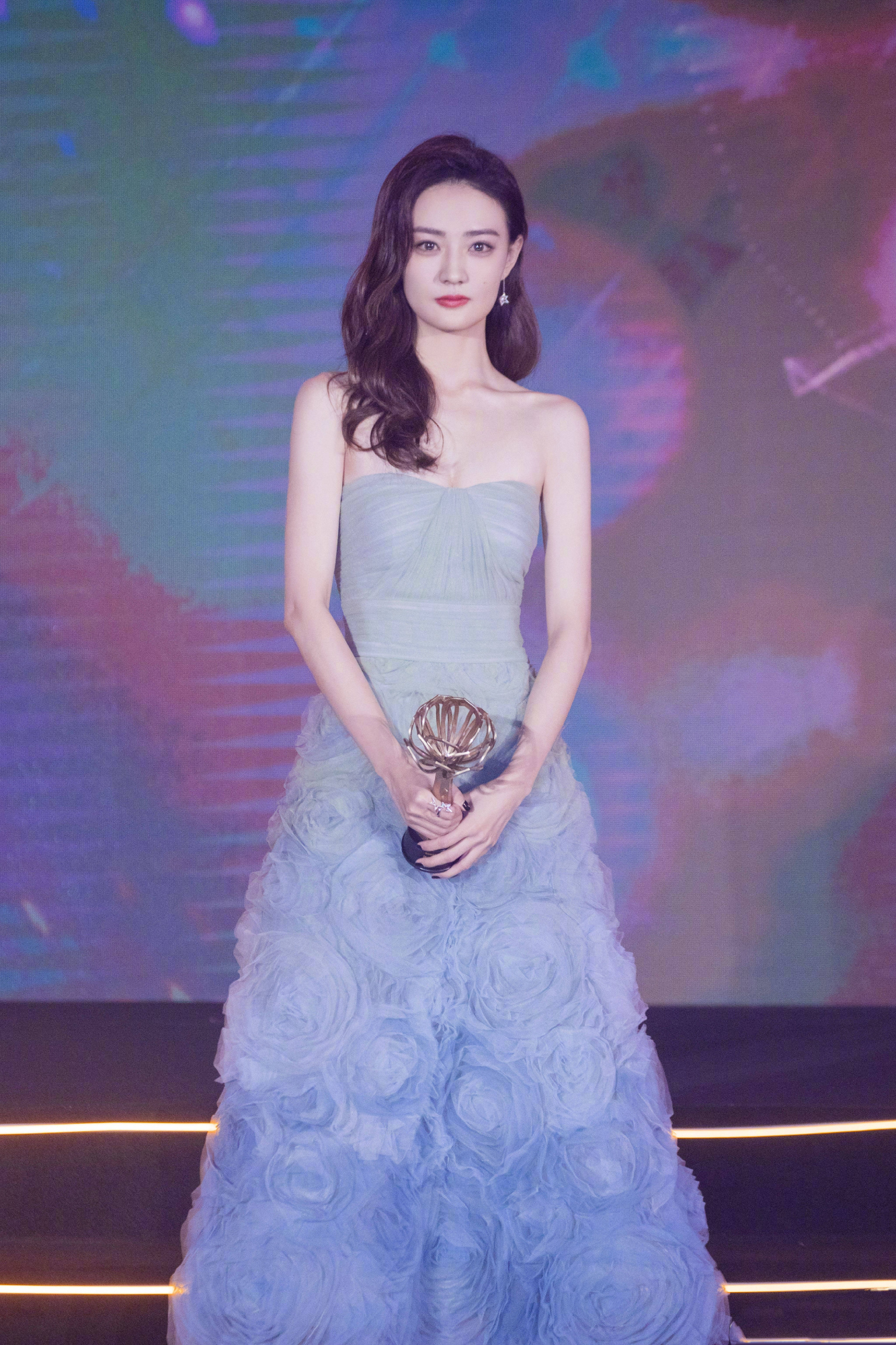 徐璐戴的戒指项链是什么牌子的,徐璐佩戴什么样的耳饰