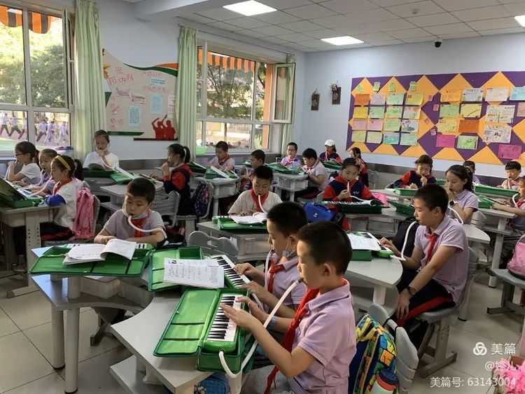 呼和浩特市新城区春蕾第一小学特色选修课之音乐“口风琴”课程