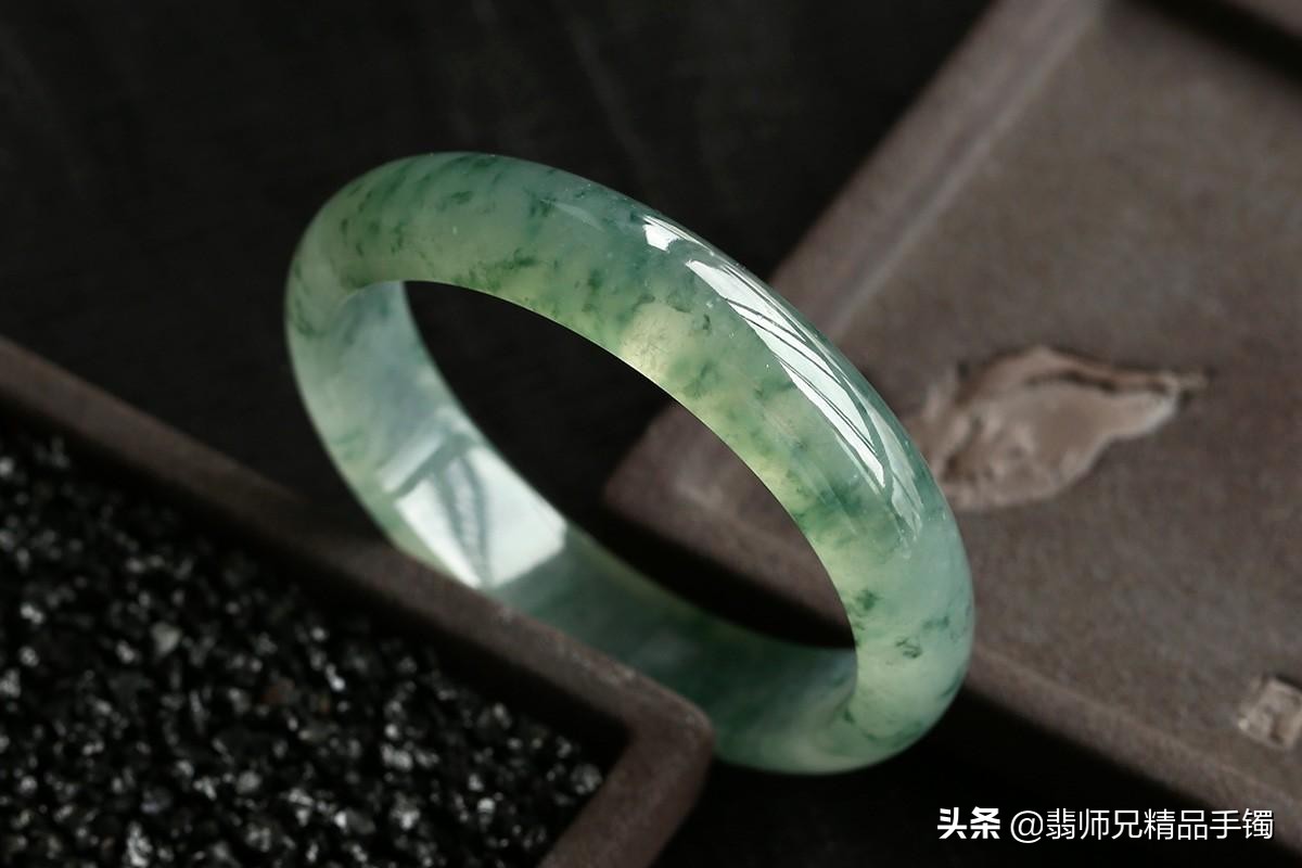 油青种翡翠假的用什么做,油青种翡翠和蓝水翡翠的区别