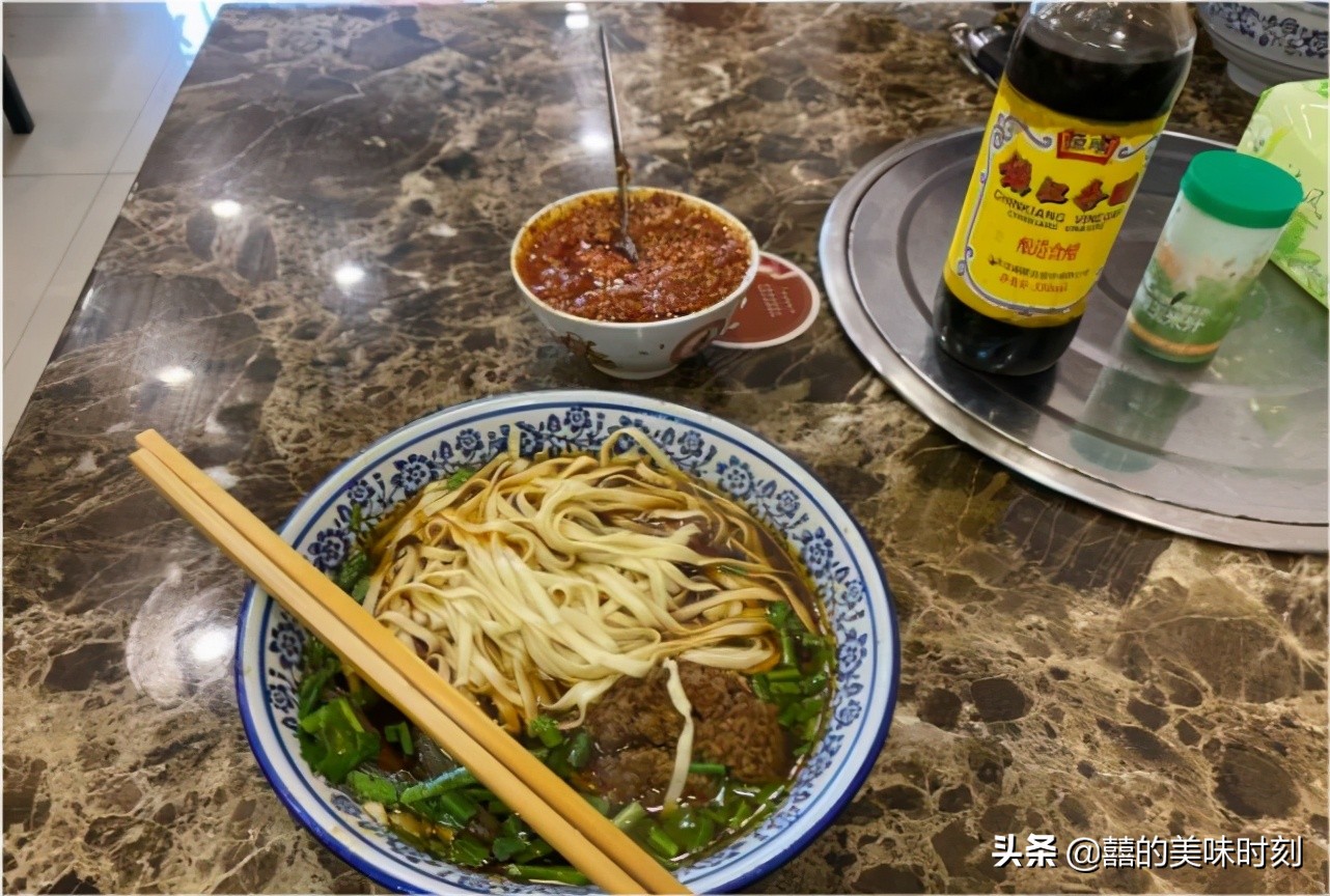 镇江这家店太豪横，只收现金，肉圆面13元一碗靠抢，3小时卖光