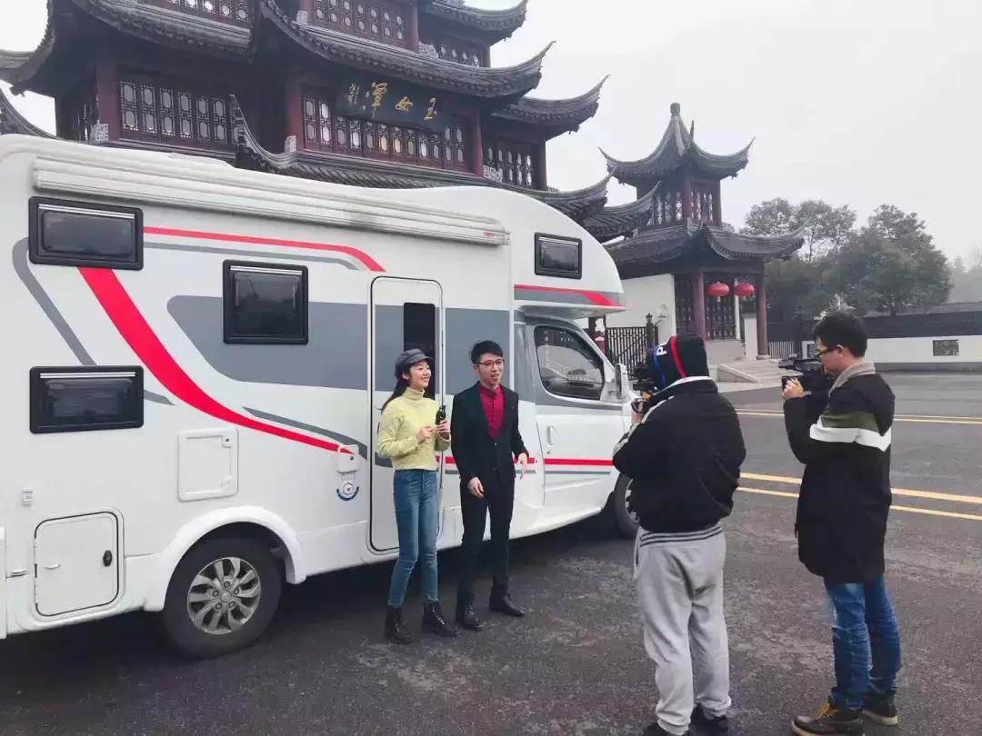 飞翔房车拉摩托,飞翔带上音乐去旅行