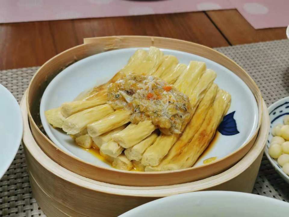 螃蟹买回来活的放一晚死了能吃吗,活螃蟹放到冰箱里冷冻死了能吃吗