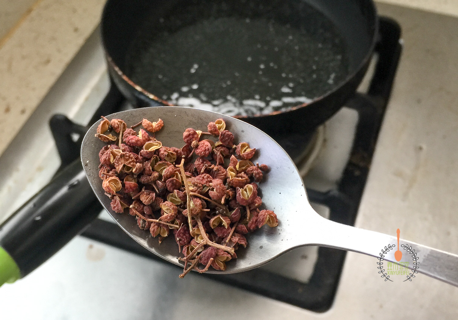 没有面粉又想吃蒸槐花的最佳吃法,蒸槐花不粘不坨有秘诀
