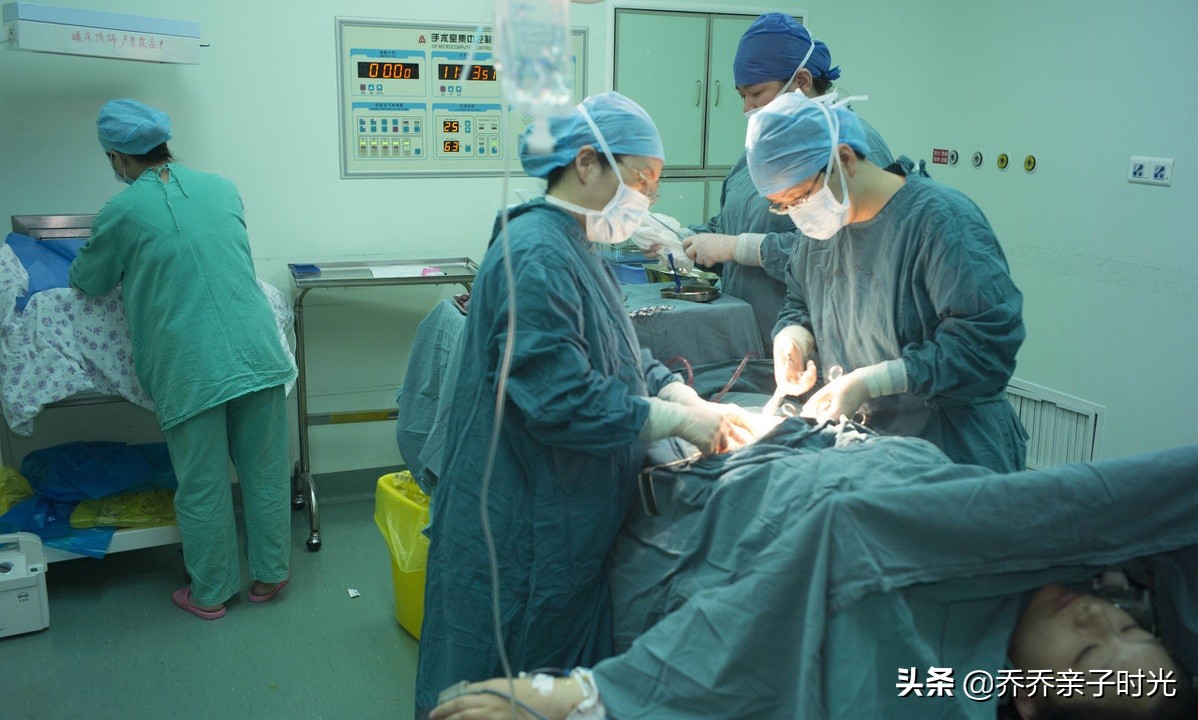 生宝宝前面对“刮毛”尴尬至极，知道答案后欣然接受