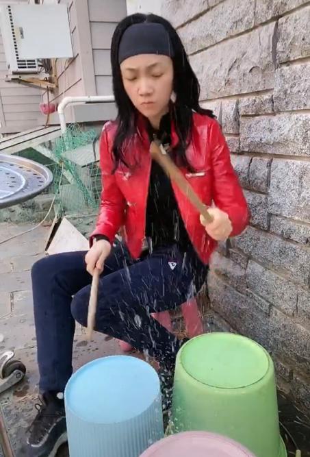 安徽台一姐周群端庄形象崩塌？在厨房打碟乱舞，电饭煲才150元