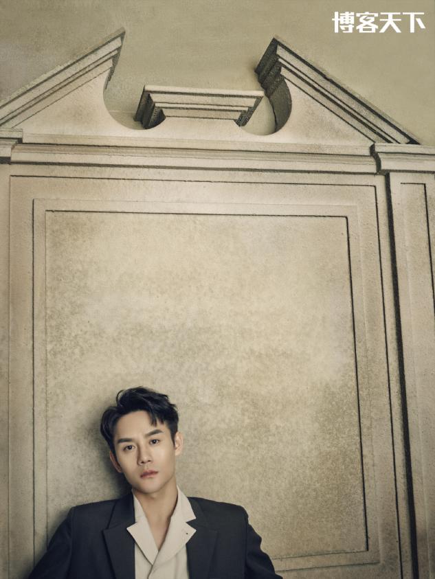 魅力挡不住王凯简约穿搭尽显清爽,王凯简单白色t恤穿出少年感