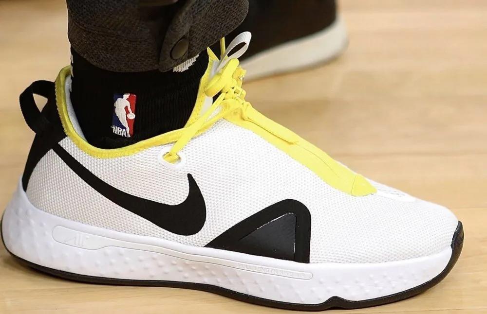 NBA球员上脚:莫里斯穿詹姆斯球鞋,库克的KD12很帅气