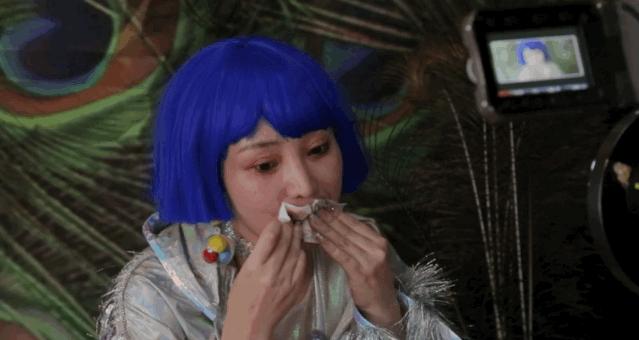 一个低胸性感女王,私底下想活得更严肃和朴素