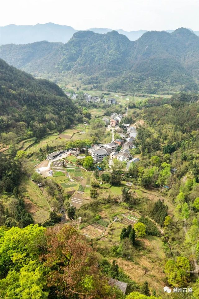 悬崖栈道景区游览图,旅游绝壁栈道探险