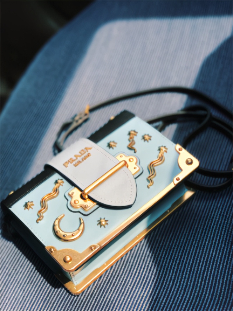 真假prada三角包,扒一扒高颜值的包包