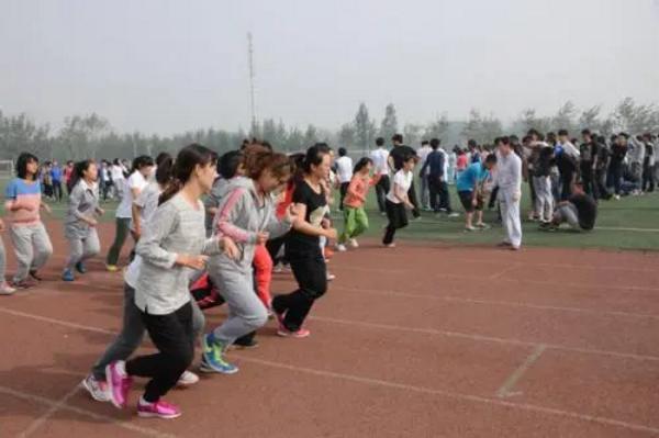 体育跑步怎么跑最快而不累100米,体育老师教正确的跑步姿势