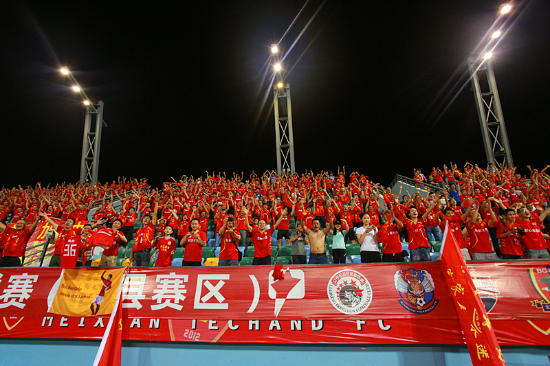 球迷为中国足球现场加油助威,球迷为中国男足呐喊加油