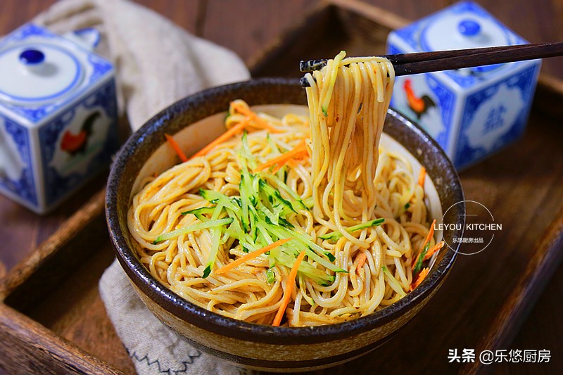 天热不想做饭那就来碗凉面,天热吃碗凉面清爽可口
