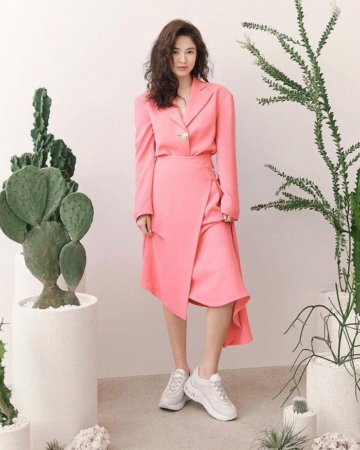 恢复单身后更自信迷人：宋慧乔顶美人鱼波浪卷发，拍女鞋春季广告