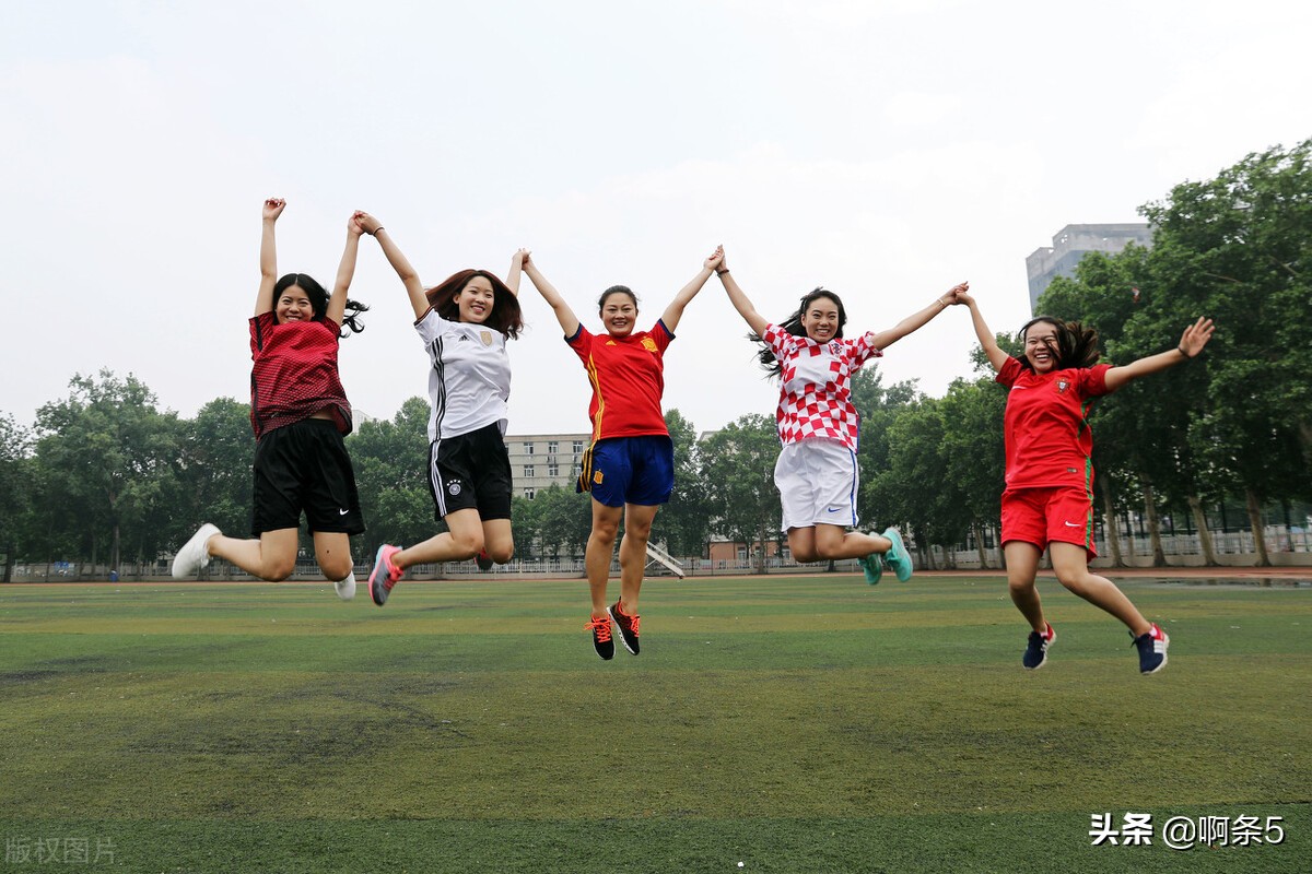 喜欢足球的男生是怎样的,为什么男生都喜欢看足球比赛