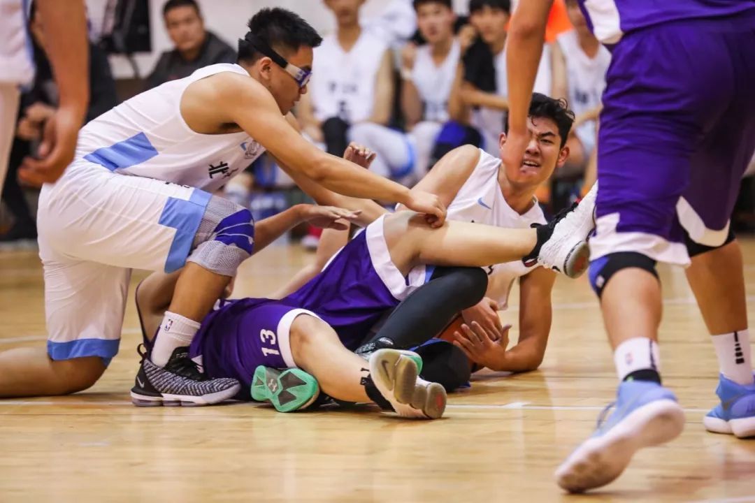 新·十六强齐亮相高中赛场惊现*力暴**隔扣丨18-19耐克高中联赛