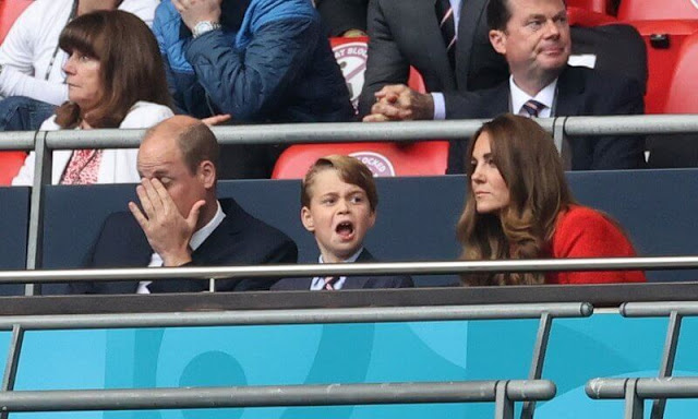 乔治王子与威廉看球赛,威廉王子和乔治王子看球赛