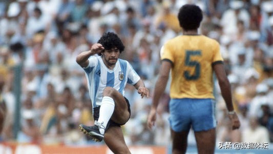 球王陨落一起告别马拉多纳,球王马拉多纳世界杯哭泣