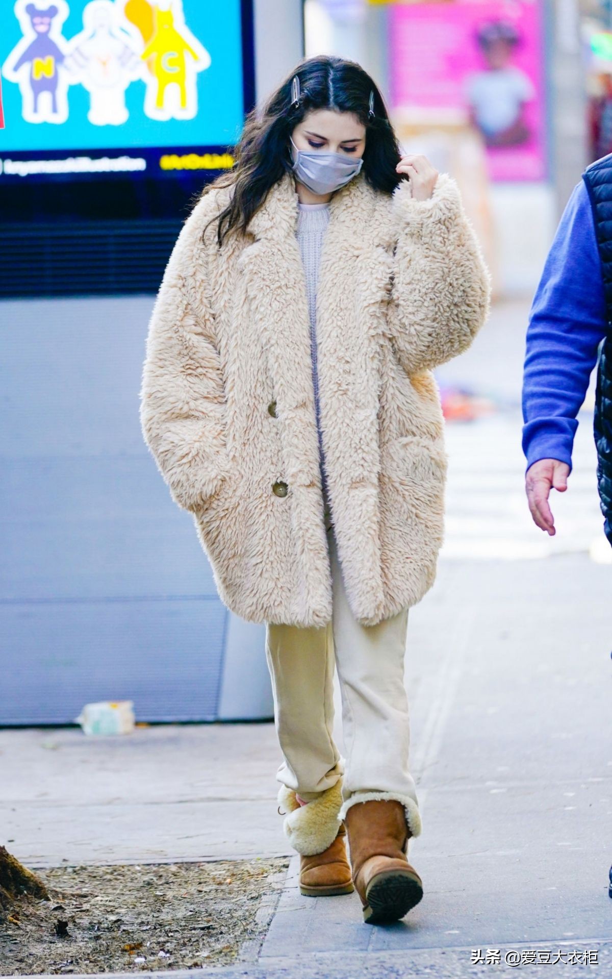 蕾哈娜衬衫不系扣的豪放，弗拉白衬衫搭百褶裙青春活力｜欧美街拍