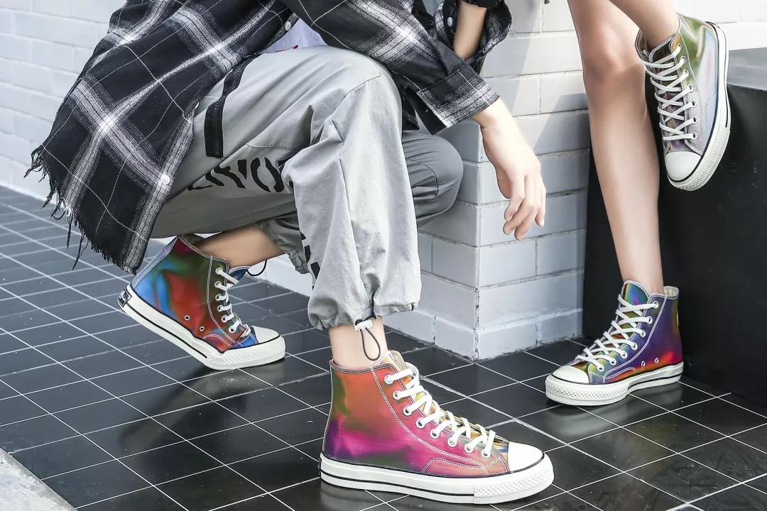 这双5D“变色鞋”火了，让光来决定颜色，做这条gai上最亮的崽