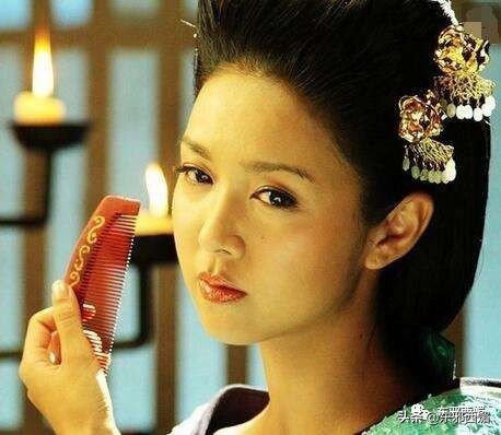 比迟了五年才道歉更让人迷惑的，是她的脸……