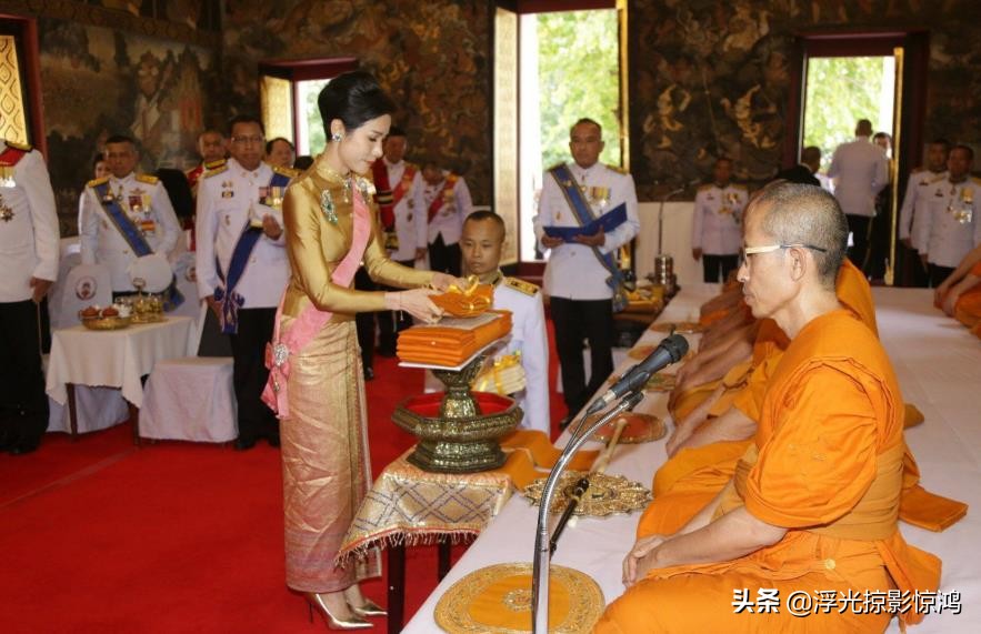 诗妮娜荣宠太甚，佩戴的宫廷绿宝石首饰，王太后诗丽吉都不曾碰过