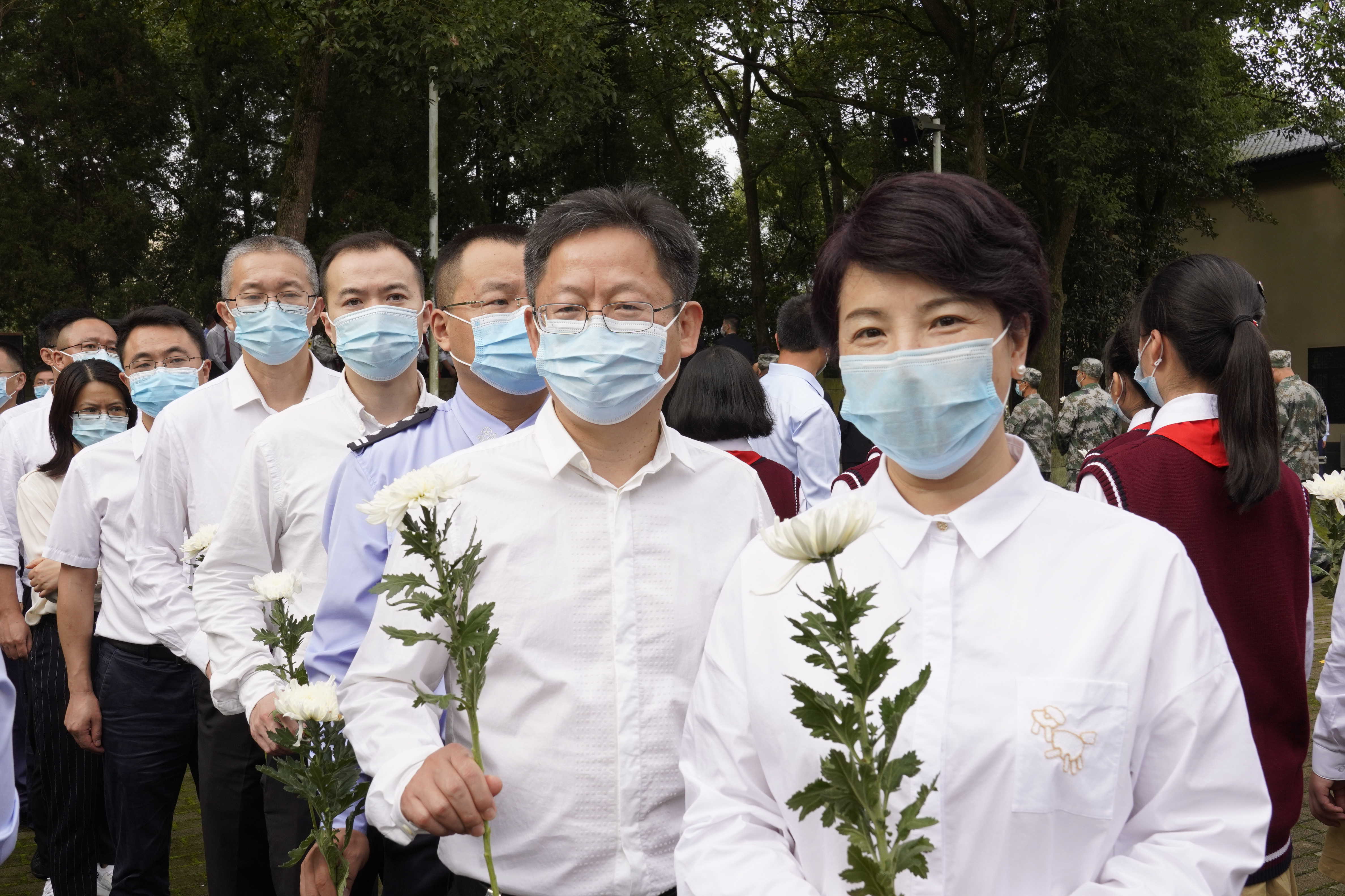 西青区各界向烈士纪念碑敬献花篮,重庆市社会各界向人民英雄献花