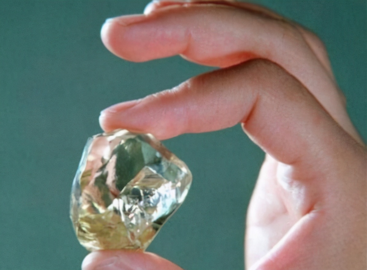 28年前，农妇意外捡到34克钻石，27万卖给国企，为何遭法院传唤？