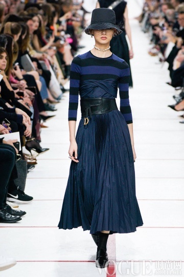 这个夏天没有显白单品,这个夏天没有紫色系穿搭你就输了