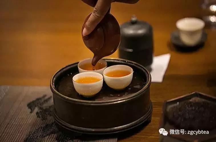 千万小心！长期超量喝茶，可能导致身体脱水，甚至氟中毒！