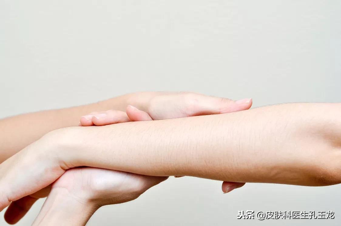 小腿上一小块皮肤病怎么区分,小腿长了一小块类似皮癣的东西