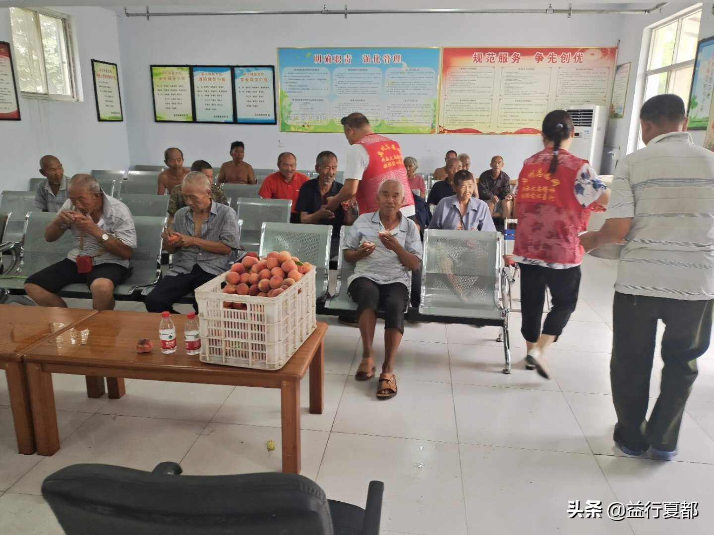 鲜桃送老人大禹公益联盟联合果乐坊看望禹州三个敬老院老人