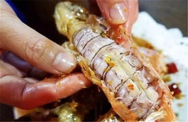 夏天海鲜皮皮虾吃起来快速剥壳,怎么吃皮皮虾才能剥出完整的壳