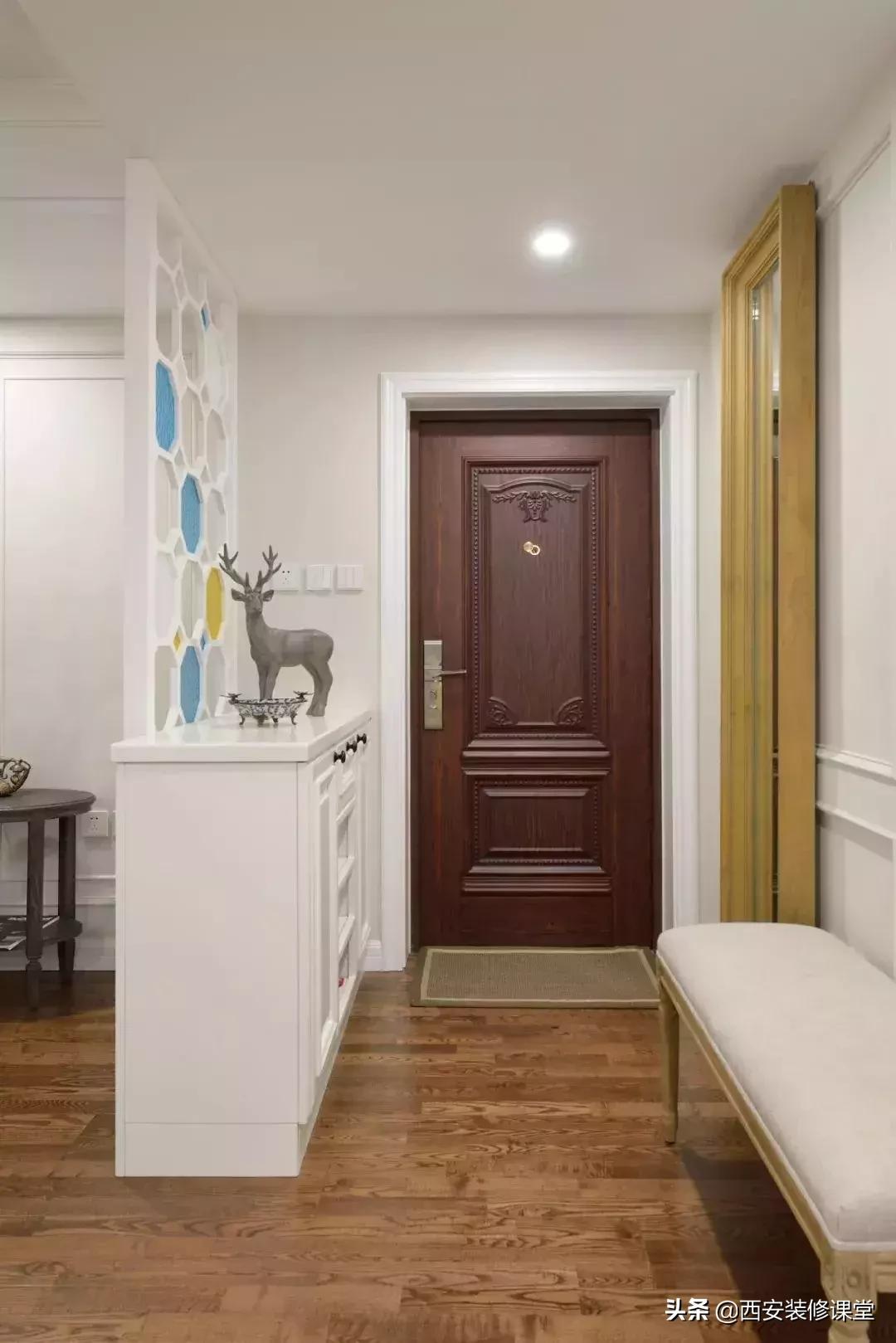 进门鞋柜设计右侧是餐厅隔断,红木鞋柜屏风隔断一体效果图