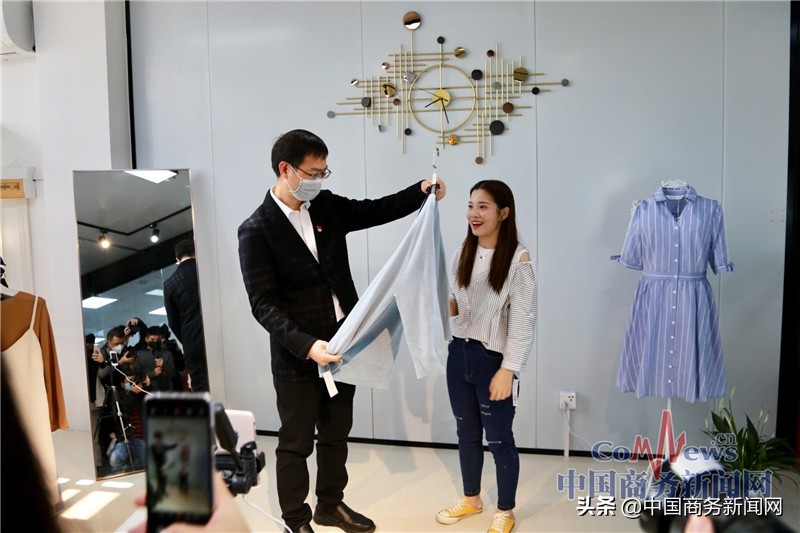 “电商”升级“网红”，石狮市市长走进直播间，为石狮品牌服装卖力“带货”