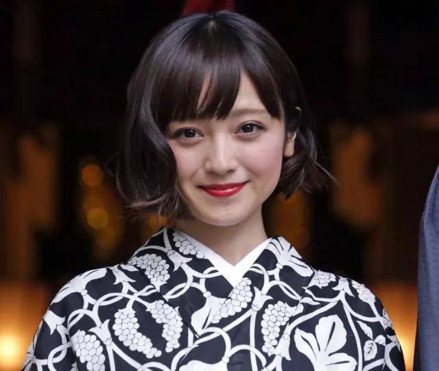 头型尖扁大饼脸适合什么发型,适合扁平大方脸的发型