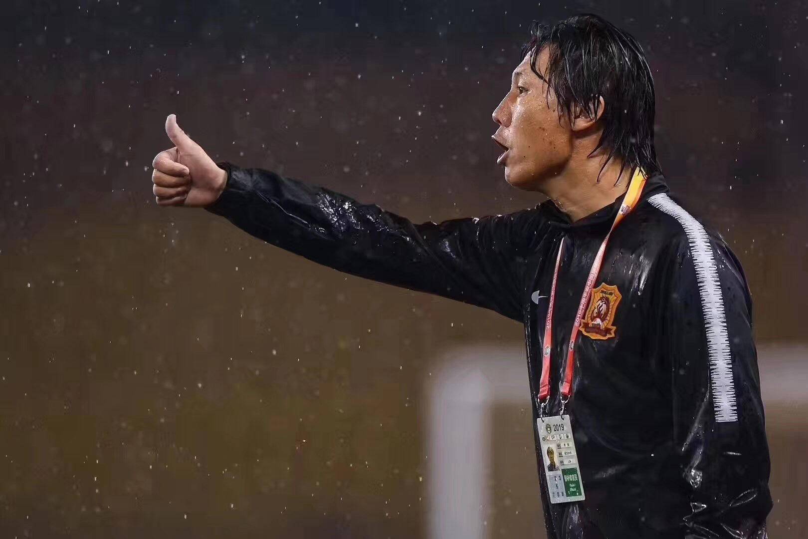 4轮赚9分！这支冠*队军**已升至联赛第9，主帅跑不死精神感染全队