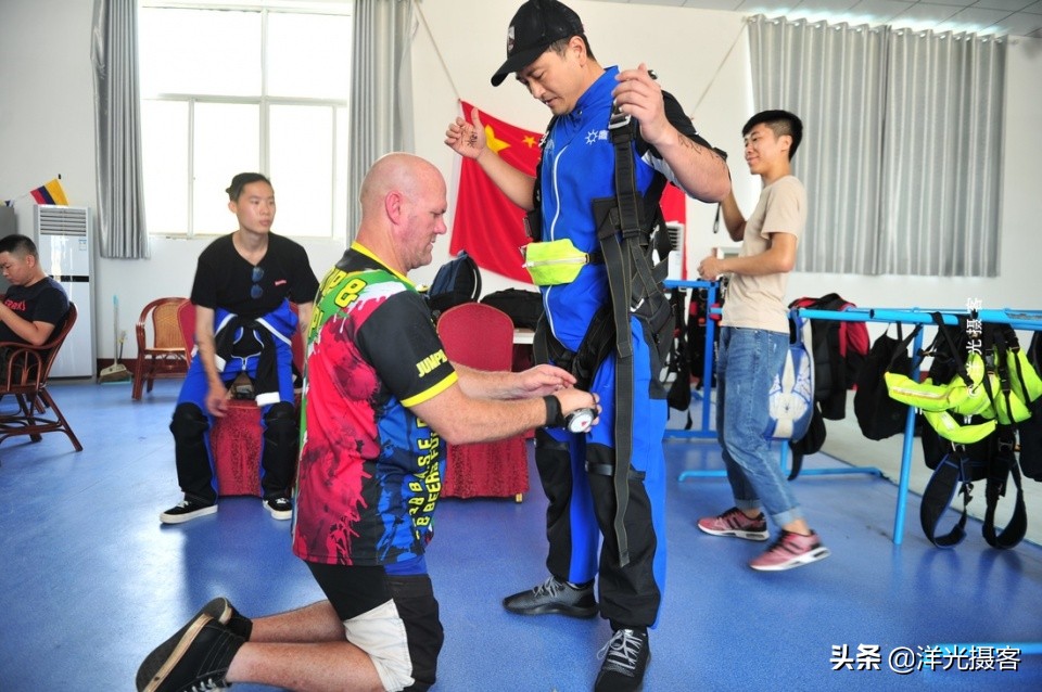 打卡在4000米高空,风靡世界的高空跳伞,悄然改变国人的度假方式