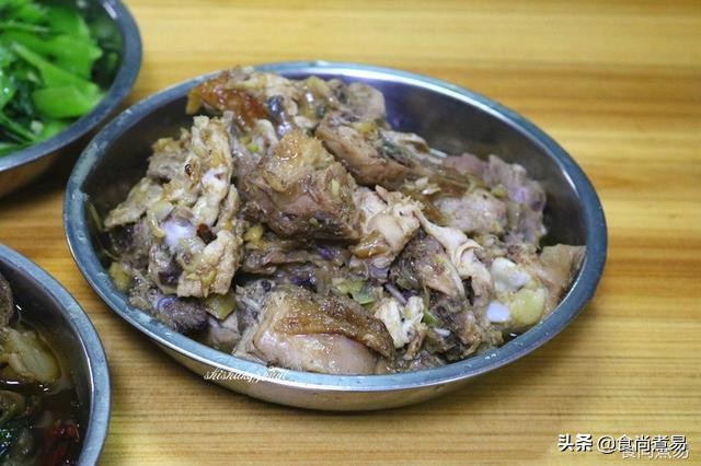 堂哥堂嫂亲自下厨做了一桌农家菜,去乡下婶婶家