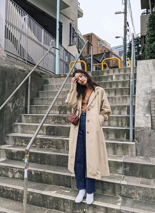 女明星穿风衣怎么搭配,军绿卡其色风衣