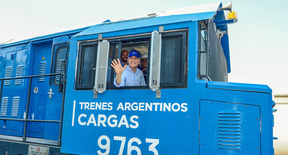 奔驰在大草原上的列车,奔驰在草原上的火车